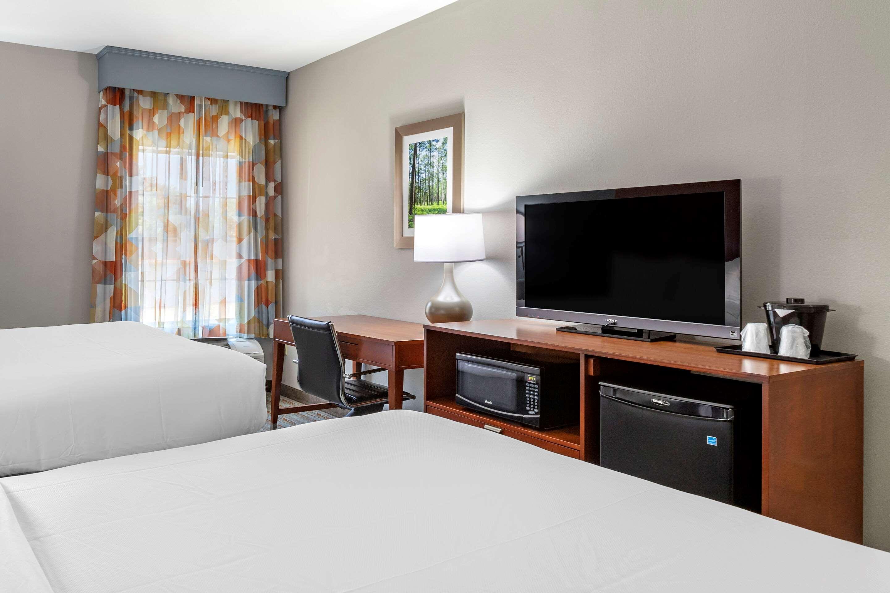 Comfort Inn & Suites Cleveland Exterior photo