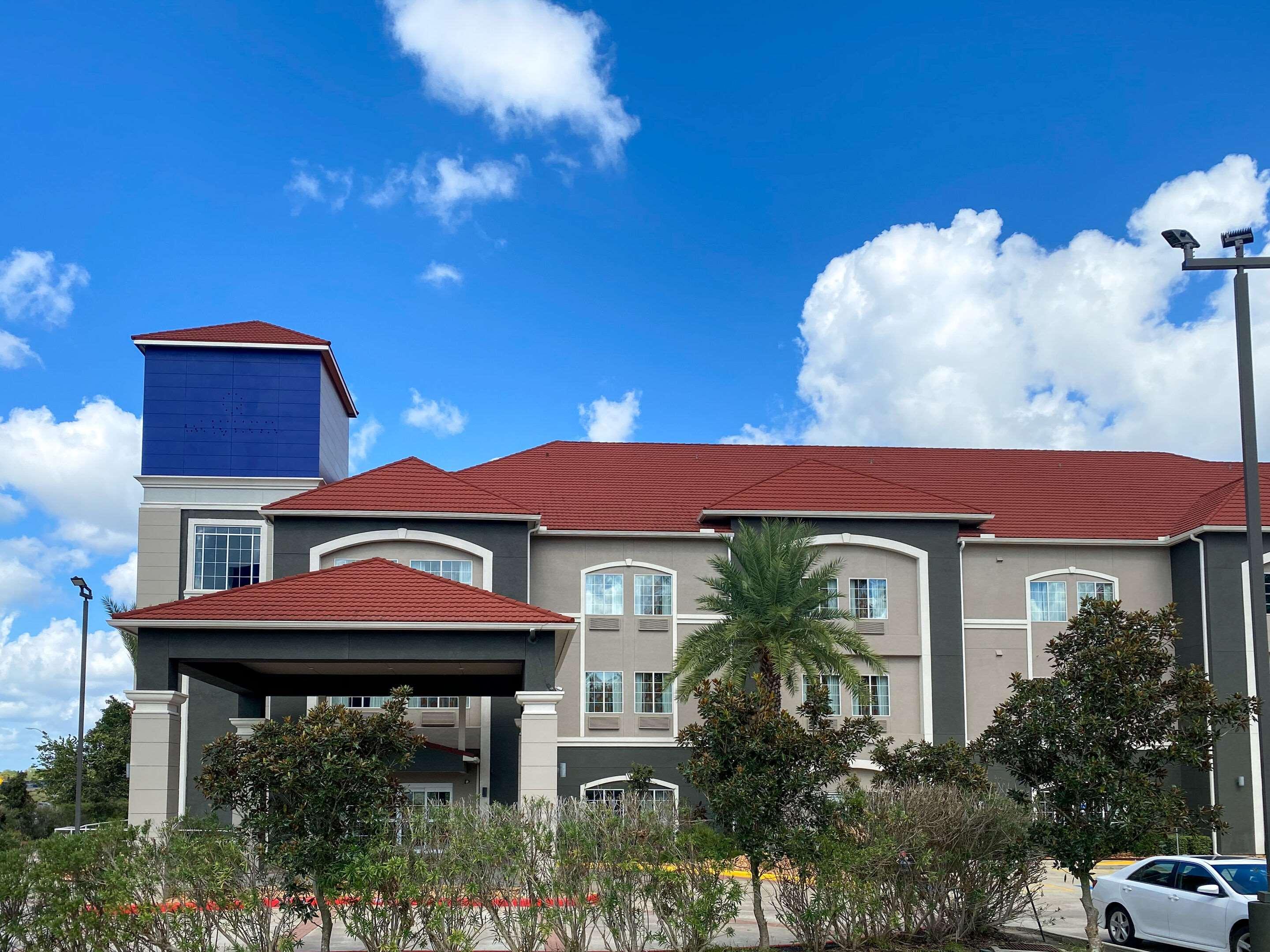 Comfort Inn & Suites Cleveland Exterior photo