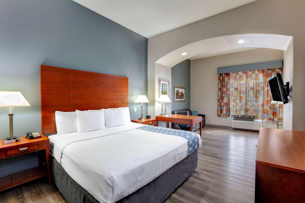 Comfort Inn & Suites Cleveland Exterior photo